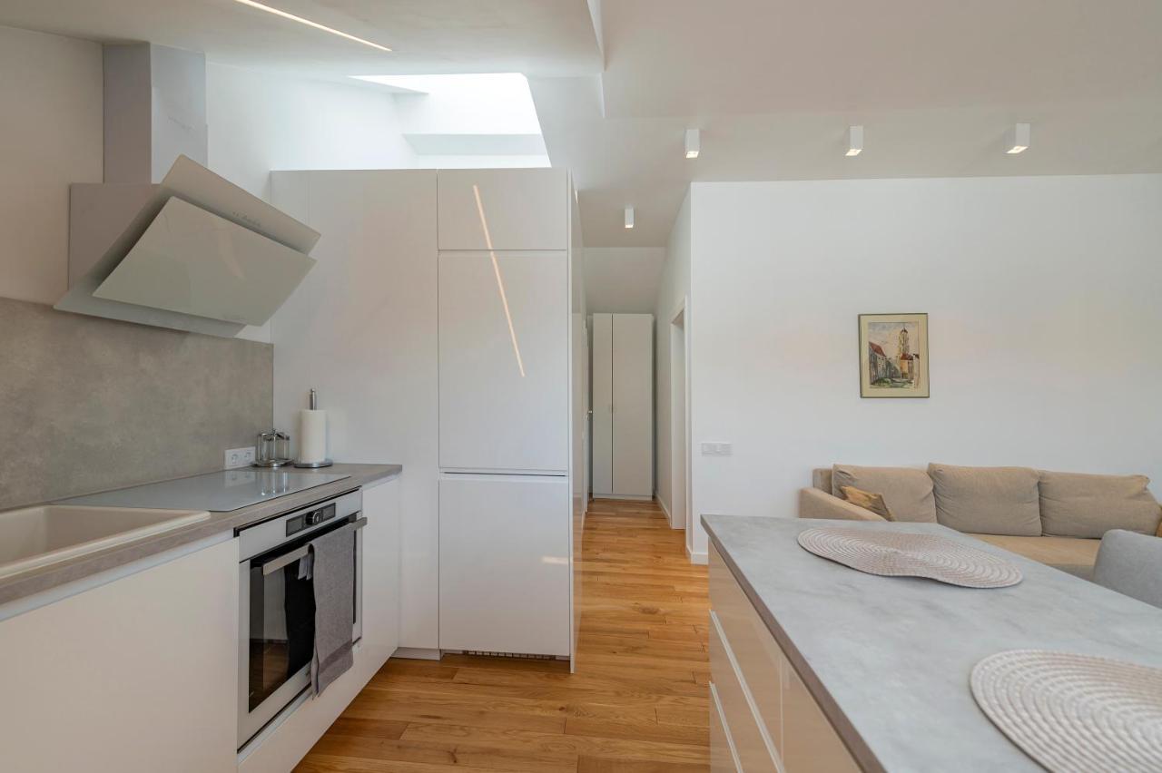 White 1 Bd Old Town Apartment By Hostlovers Kaunas Kültér fotó